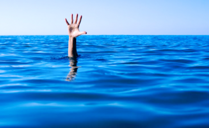 SALVA UN UOMO CHE STAVA ANNEGANDO, LO INSULTANO PERCHÉ HA SOCCORSO UNO STRANIERO