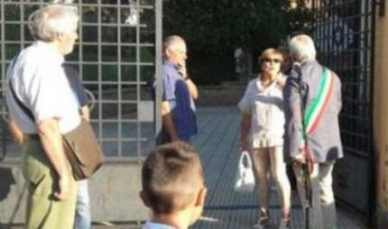 “Lei qui non entra”: il preside sbarra la strada al sindaco
