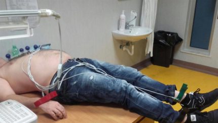 “Prego si sdrai sulla scrivania”, il degrado della sanità non ha fine.