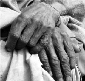mani-anziano