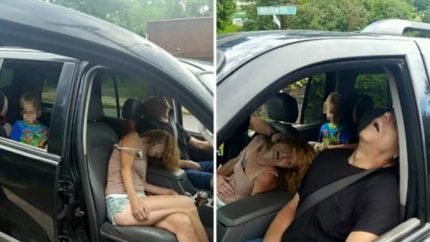 Il bimbo fotografato in auto con due adulti in overdose
