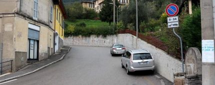 rancio-auto-in-divieto-di-sosta-il-bus-sospende-la-corsa