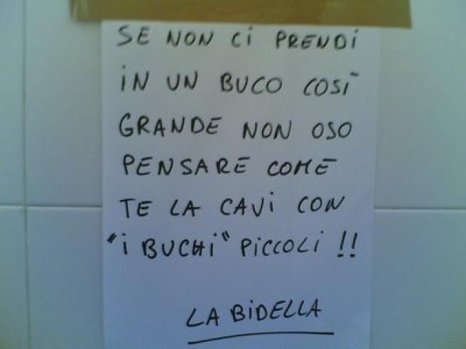 Un avviso divertentissimo nei bagni di una scuola. State attenti a centrare la tazza o si sospetta sulle vostre capacità amatorie
