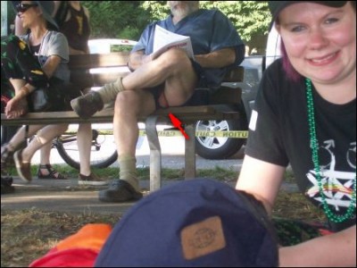 Trova l’intruso. Una foto con un terzo incomodo